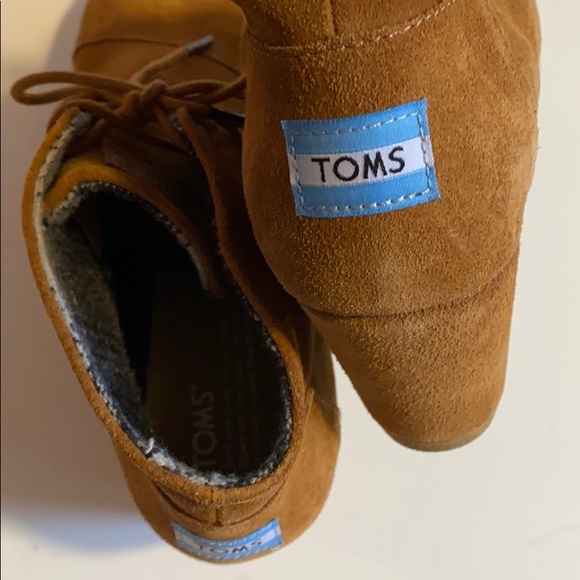 ✨BRAND NEW✨ TOMS TAN BROWN SUEDE WEDGE BOOTIES FOR FALL - Picture 12 of 15